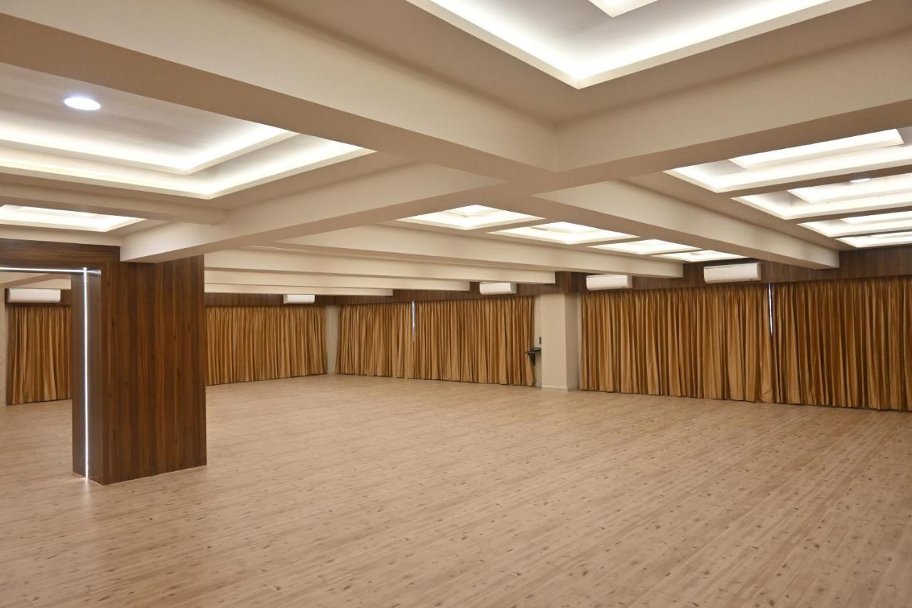 Hotel Privya Rooms And Banquet Surat Dış mekan fotoğraf