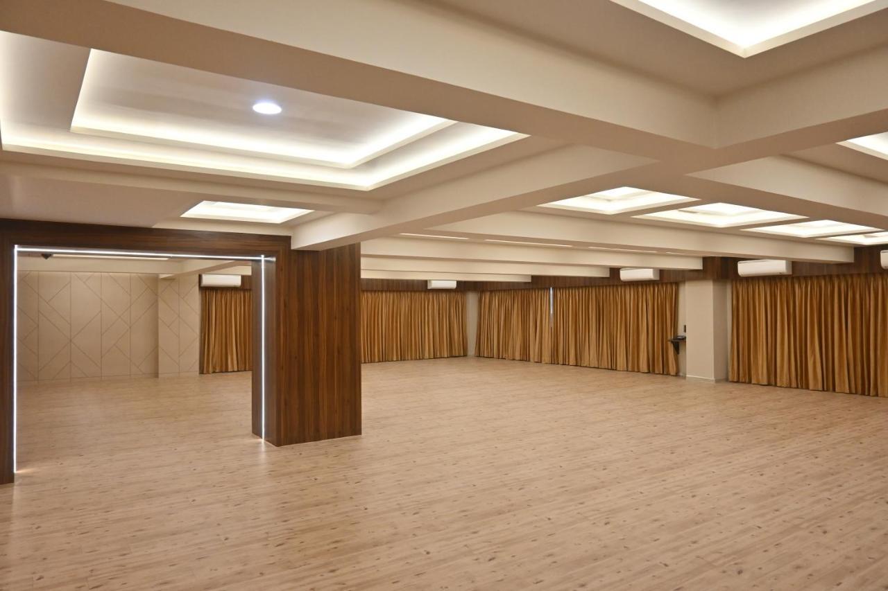 Hotel Privya Rooms And Banquet Surat Dış mekan fotoğraf