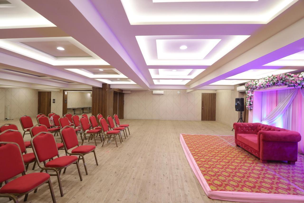 Hotel Privya Rooms And Banquet Surat Dış mekan fotoğraf